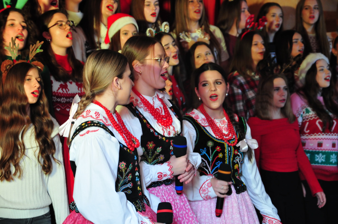 Zdjęcie Koncert Kolęd 2025 (8)ded93cc9-8b35-4945-9daf-74a8004f6369.JPG w galerii Koncert Kolęd A. D. 2025 w II LO